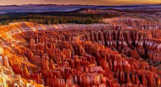 Der Bryce Canyon National Park befindet sich im Südwesten des Bundesstaates Utah und ist für seine roten Feldformationen bekannt.