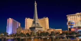 Auf dem berühmten Las Vegas Strip gibt es verschiedene Themenhotels, wie z.B. hier das Hotel Paris Las Vegas.
