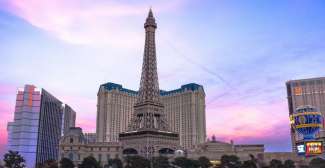 Am Las Vegas Strip befinden sich zahlreiche Themenhotels unter anderem das Hotel Paris Las Vegas, mit einem Nachbau des Eifelturms.