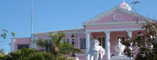 Die Parlamentsgebäude auf Nassau sind an der rosafarbenen Fassade zu erkennen.