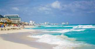 Machen Sie einen Spaziergang am Strand von Cancun.