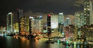 Die berühmte Skyline von Miami bei Nacht.