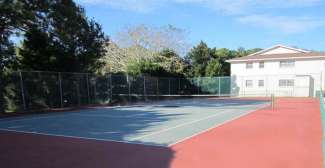 Auf der Anlage befindet sich unter anderem ein Tennisplatz.