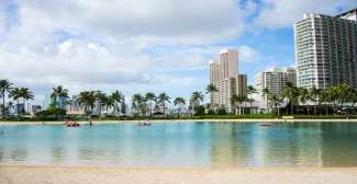 Der Waikiki Beach gehört zu den bekanntesten Stränden der Welt.