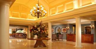Die einladende Lobby vom Trianon Hotel in Bonita Bay.
