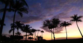 Nach dem Sonnenuntergang beginnt das Nachtlaben in Waikiki mit tollen Bars und Restaurants.