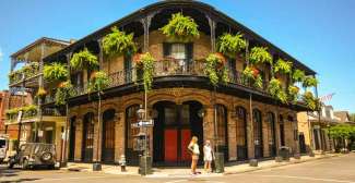 Besuchen Sie in New Orleans die berühmte Bourbon Street.