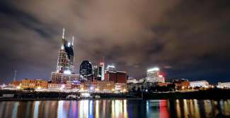 Stimmungsvolle Skyline von Nashville bei Nacht.