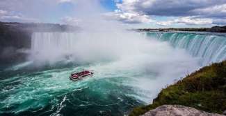 Machen Sie eine Bootstour um die Niagara Fälle aus nächster Nähe zu erleben.