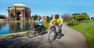 Radfahren durch den Park Palace Fine Arts