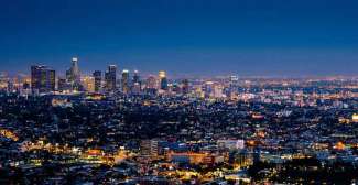 Die Weltmetropole Los Angeles bei Dunkelheit.