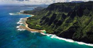 Buchen Sie einen Helikopter Flug und bewundern den schönen Ausblick über die Na Pali Küste auf Kauai.