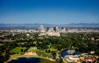 Die wunderschöne Stadt liegt am Fuße der Rocky Mountains im Bundesstaat Colorado.