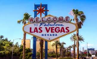 Der Las Vegas Strip mit seinen bunten Lichtern und vielen Casino Hotels ist weltberühmt.