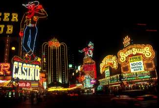 Der berühmte Las Vegas Strip mit seiner grellen Leuchtreklame.