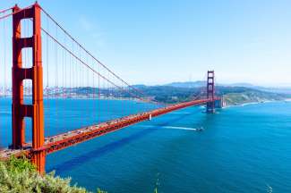 Die bekannteste Hängebrücke der Welt ist die Golden Gate Bridge in San Francisco.