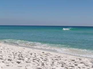 Entspannen Sie an den schönen weißen Sandstränden an der Golfküste von Florida.