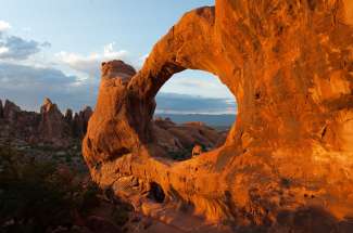 Im Arches National Park gibt es über 2000 Sandsteinbögen. Der Double O Arch verfügt über zwei Bögen