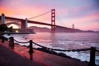 Die Golden Gate Bridge ist eines der Wahrzeichen der USA.