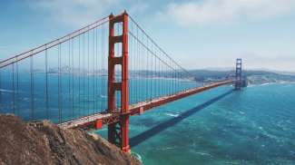 Bei einem Aufenthalt in San Francisco sollten Sie über die berühmte Golden Gate Bridge fahren.