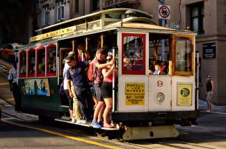 Bei einem Besuch in San Francisco sollten Sie mit einer alten Straßenbahn &quot;Cable Cars&quot; fahren.