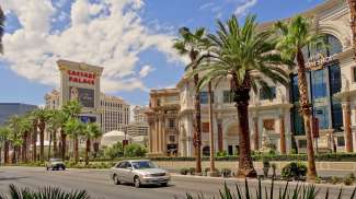 In Las Vegas gibt es außer dem Strip auch zahlreiche Geschäfte und Outlets.