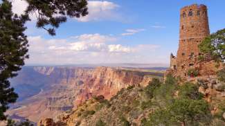 Vom Desert View Watchtower haben Sie einen wunderschönen Panoramablick auf den Grand Canyon.