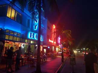 Das Colony Hotel ist ein Symbol von South Beach und liegt am berühmten Ocean Drive.