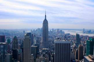 Von der Aussichtsplattform des Rockefeller Centers haben Sie einen schönen Ausblick auf das Empire State Building und New York City.