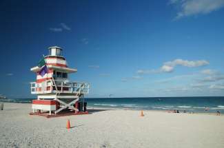 Die bunten Häuschen (Life-Guard) der Rettungsschwimmer sind in Miami Beach bekannt.