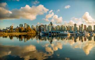 Die Skyline von Vancouver ist vom Land und aus der Luft bemerkenswert und wird in Erinnerung bleiben.