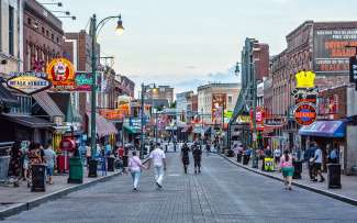 Schlendern Sie durch die berühmte Bealte Street in Memphis. Hier gibt es zahlreiche Geschäfte, Restaurants und Bars.