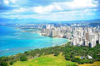 Ein traumhafter Ausblick auf den berühmten Waikiki Beach.