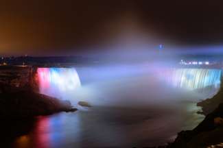 Die Niagarafälle liegen an der Grenze zwischen der kanadischen Provinz Ontario und dem US-Bundesstaat New York.