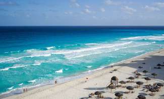 Schwimmen Sie im wunderschönen blauen Meer vor Cancun.