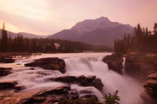 Erleben Sie einen besonderen Sonnenaufgang bei den Athabasca Falls.