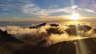Vom höchsten Punkt des Haleakala Vulkans erleben Sie einen atemberaubenden Sonnenaufgang.