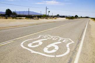 Das Route 66 Zeichen sieht man auf verschiedenen Straßen, dies ist in Kalifornien.