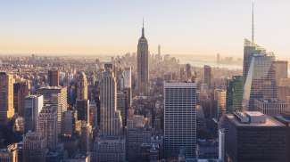 Von der Plattform des Rockefeller Centers hat man z.B. eine tolle Aussicht auf das Empire State Building.