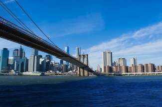 Die Brooklyin Bridge mit der Skyline von Manhattan.