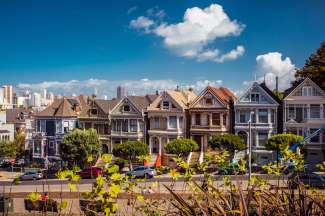 Diese farbige Häuserreihe ist in San Francisco unter dem Namen &quot;Painted Ladies&quot; bekannt.