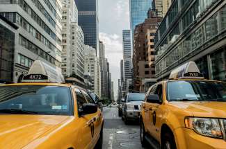 Die gelben Taxis in New York sind aus Film und Fernsehen bekannt.