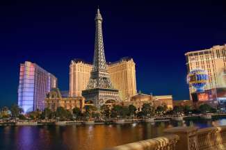 Das Paris Las Vegas Hotel liegt am Strip und stellt den Nachbau des Eifelturms da.