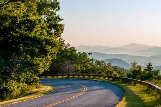 Fahren Sie den Blue Ridge Parkway entlang, er gehört zu den landschaftlich schönsten Strecken der USA.