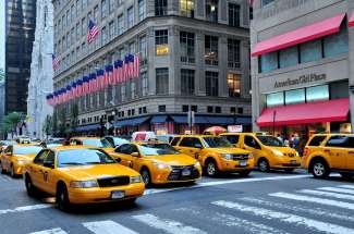 In New York sehen Sie die berühmten gelben Taxis, die unter anderem aus Film und Fernsehen bekannt sind.