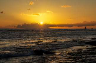 Genießen Sie einen schönen Sonnenuntergang am Meer.