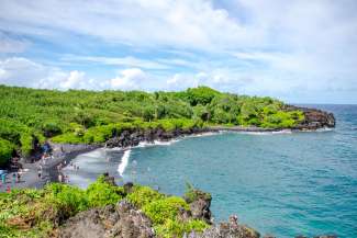 Een strand met zwart zand ziet u niet vaak, maar vergeet deze dan niet te bezoeken wanneer u op vakantie bent op Maui.