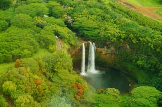 Die berühmten Wailua Falls auf Kauai aus der Luft.