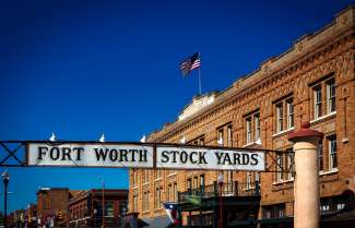 In Fort Worth Stockyards befinden sich verschiedene Einkaufs- und Unterhaltungsmöglichkeiten.