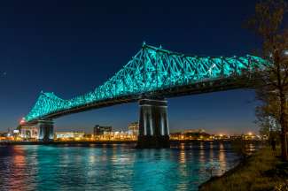 Es gibt verschiedene Brücken in Montreal, unter anderem die Pont Jacques-Cartier Brücke.